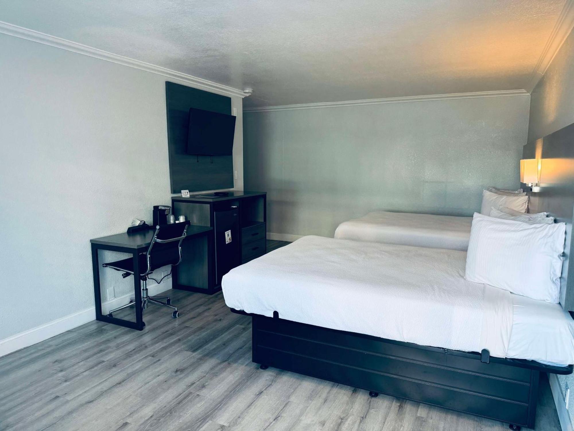 Surestay By Best Western Fresno Central Экстерьер фото