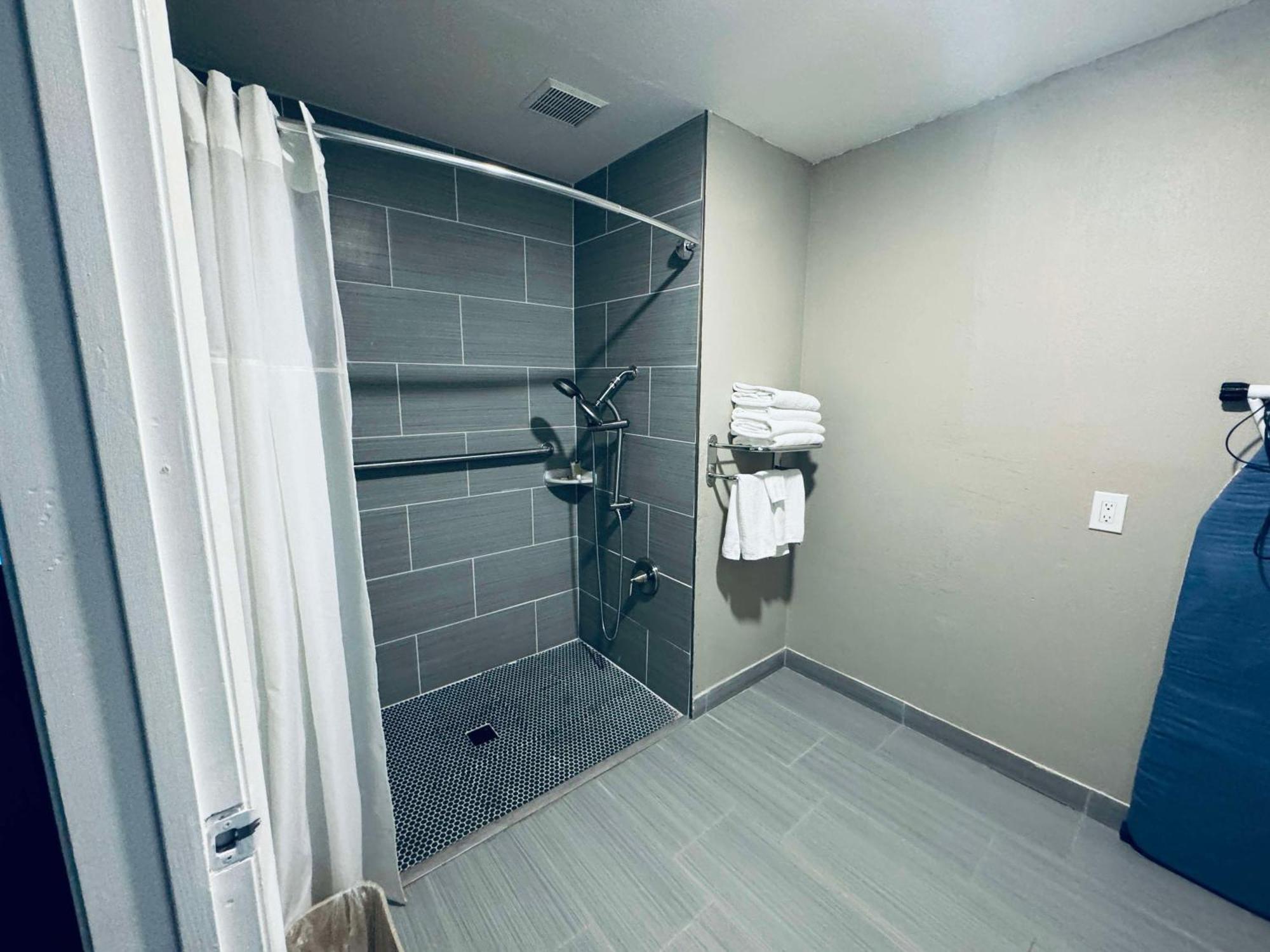 Surestay By Best Western Fresno Central Экстерьер фото