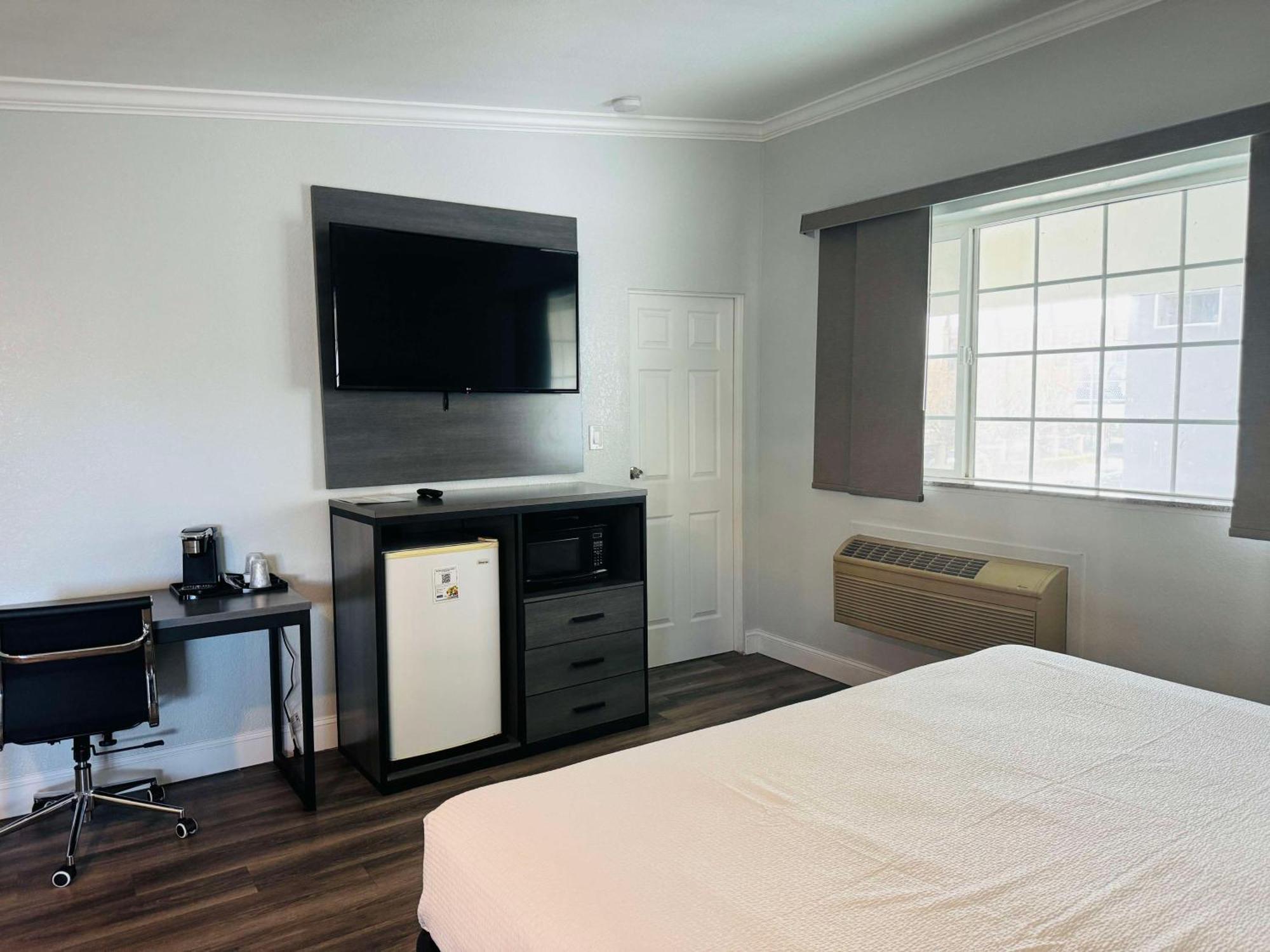 Surestay By Best Western Fresno Central Экстерьер фото
