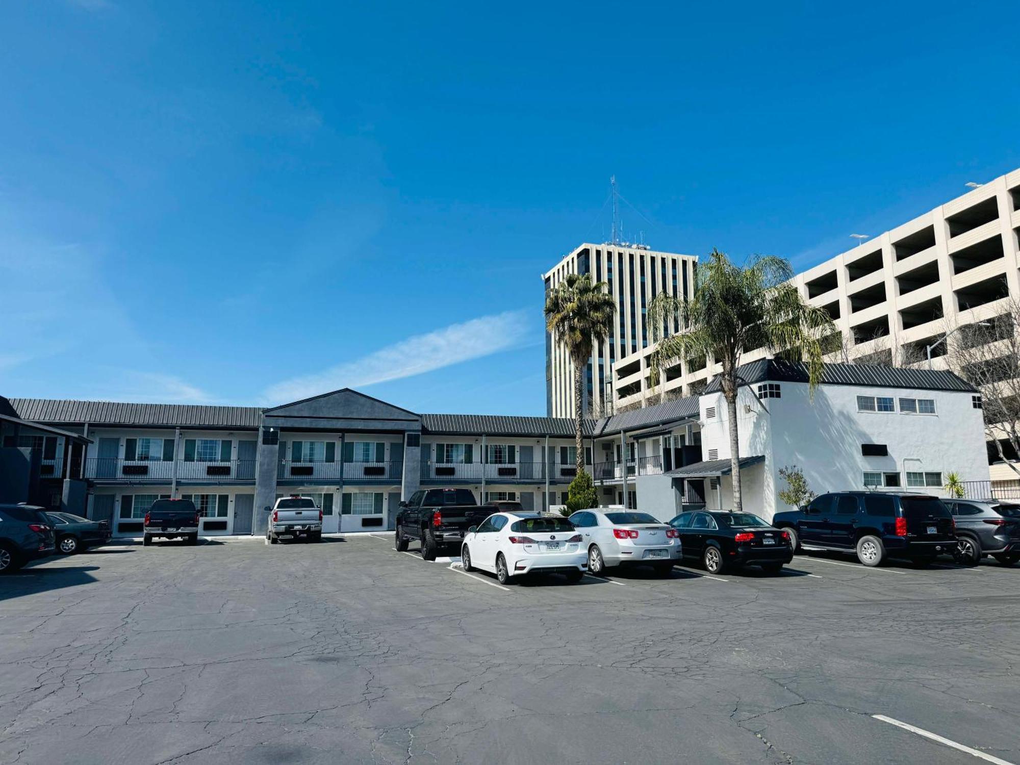 Surestay By Best Western Fresno Central Экстерьер фото