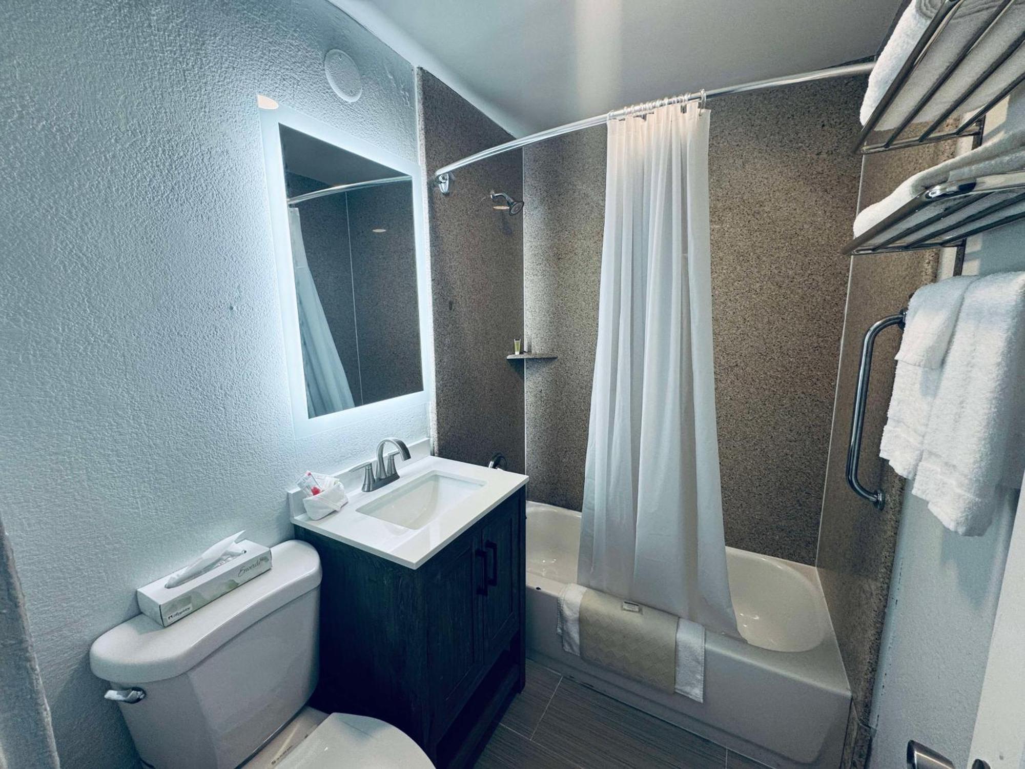 Surestay By Best Western Fresno Central Экстерьер фото
